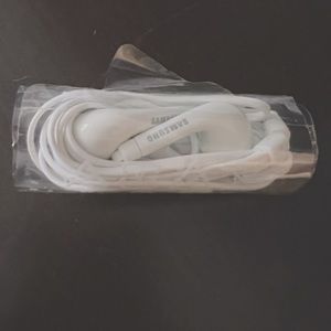 NWOT samsung earphones